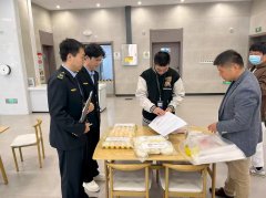 <b>黄石开展食物平安守护步履之“你点我检”进养</b>